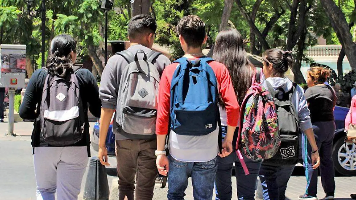 jovenes estudiantes caminando